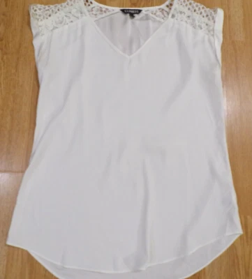 Pullover EXPRESS para damas marfil cuello en V sin mangas con encaje y recortes - talla M Foto 1 de 4