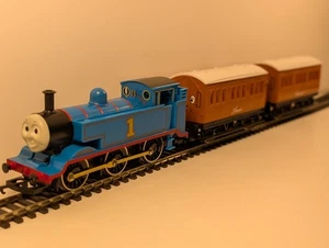 Hornby Thomas & Friends R9087 Train Pack – Thomas with Annie & Clarabel - Picture 1 of 7