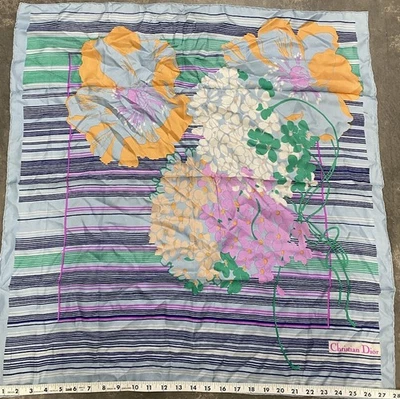 复古 Christian Dior 多色花卉印花 100% 真丝方巾 — 第 1/4 张图片