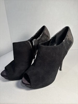 Sandalias de aguja ALDO para mujer negras de gamuza punta abierta con cremallera de piel de serpiente dorada talla 9,5 Foto 1 de 4