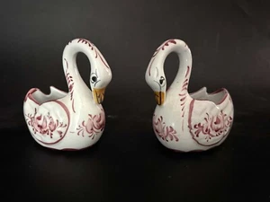 Paire de cygnes en porcelaine du Portugal décoré à la main R.C. & Cal Da Juncal - Picture 1 of 4