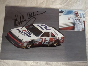 Foto firmada por Bobby Allison 1988 serie Busch Piper NASCAR CHAMPION 8,5"x5,5" - Imagen 1 de 4