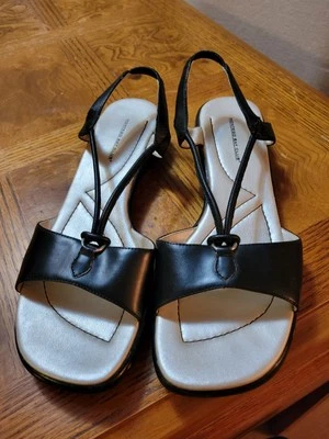 Sandalia de cuña negra con correa elástica para dama de Montego Bay Club talla 8,5 Foto 1 de 4