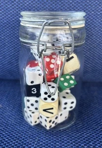 Vintage Lot Of 38 Dice - Assorted - Possible Bakelite - Mixed Lot - Glass Jar - Bild 1 von 9