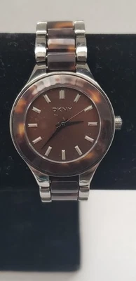 Reloj para dama DKNY NY-8650 tono plata metal y plástico marrón Foto 1 de 4