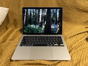 Apple MacBook Air 13 cali — 2020 — srebrny — M1 — 256 GB — 8 GB - Zdjęcie 1 z 7