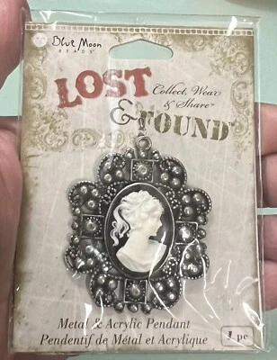 Colgante CAMEO ACRÍLICO BLANCO Y NEGRO FILIGRANA METAL ORNAMENTADO CUENTAS LUNA AZUL NUEVO Foto 1 de 4