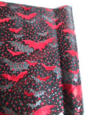 万圣节面料,背面透明尼龙 Fabic 带红色飞蝙蝠,59 英寸宽 x 1/2 码 — 第 1/4 张图片