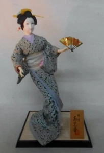 #01 Muñeca Geisha Kimono Japonesa Vintage 45 cm / Abanico Plegable OOGI / Cara Textil - Imagen 1 de 10