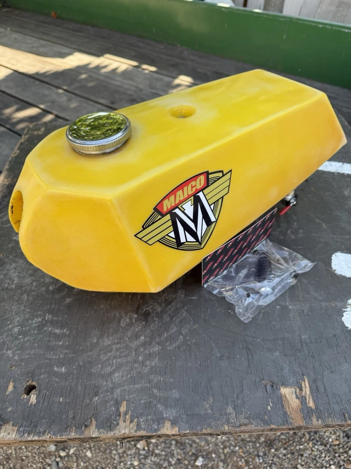 Винтажный желтый топливный бак Maico MX с петухами и монтажным оборудованием - Изображение 1 из 4