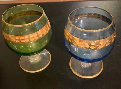 DOS VASOS CORDIALES CRISTAL 4" CON RIBETE DORADO (M981) 1 VERDE Y 1 AZUL Foto 1 de 3
