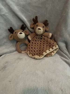 Ciervo de ganchillo Lovey y sonajero Foto 1 de 3