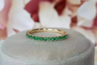 Banda de Navidad de plata 925 con diamantes creados en laboratorio de esmeralda redonda de media eternidad de 2 quilates Foto 1 de 4