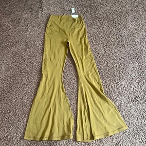 OFFLINE By Aerie Real Me Flare Crossover Hi-Rise Leggings TAN Size Large Short - Picture 1 of 6