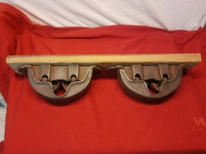 2 De Colección Hierro Fundido Montaje en Pared Trapeador Soporte Estante Antiguo Escaso Garaje Gasóleo - Imagen 1 de 6