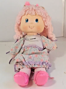 Vintage Tuggabows 1986 Plüsch Mädchen rosa Garn Haare America Greetings Pastell Puppe 1039 - Bild 1 von 7