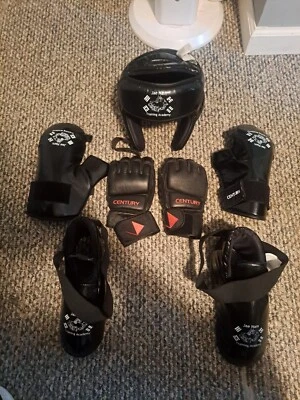 Equipo de kickboxing, arnés, guantes y fundas para zapatos Foto 1 de 4