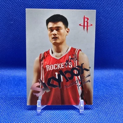 2003-04 Skybox Autographics #11 Yao Ming Houston Rockets Insignia Plateada/150 Foto 1 de 2