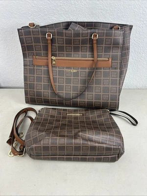 Bolso de mano y bolso de viaje Steve Madden marrón a cuadros Foto 1 de 4