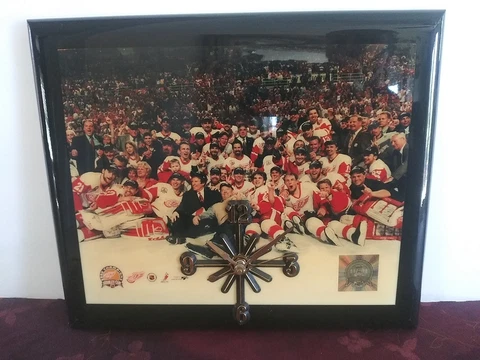 Vintage Detroit Red Wings Wooden Clock Stanley Cup Champions 2002 Cover