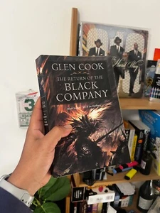 The Return of the Black Company by Glen Cook Paper-Softback - Fast Shipping π - Foto 1 di 1