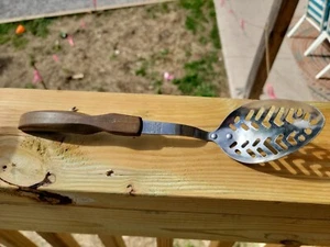 CUTCO n. Cucchiaio a 13 fessure, acciaio inox e legno, 12 pollici, marrone, U.S.A. (1) - Foto 1 di 11