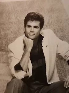 LORENZO LAMAS PRESSEFOTO TV SHOW HOTEL 1980er 8x10 Robert Board NACHLASS - Bild 1 von 14