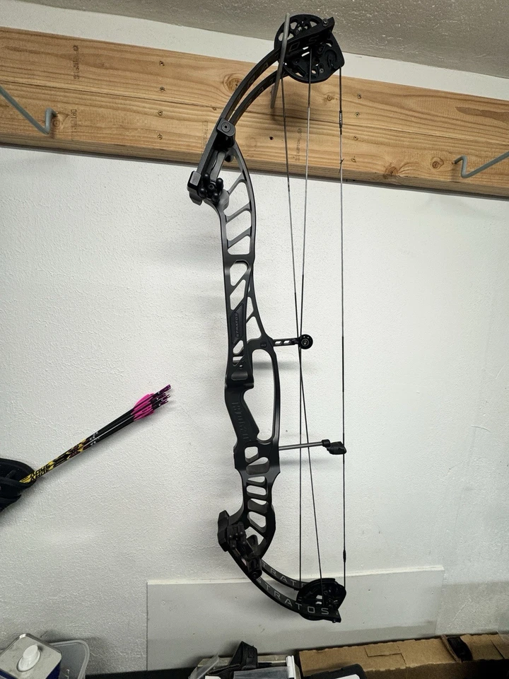 Hoyt Stratos 40 RH Matte Blackout HBT 50-60lb DW y 29.5-32 DL cuerdas nuevas  Foto 1 de 4