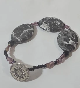 BRACCIALE FATTO A MANO ARGENTO E PERLINE PIATTE 7'' ~ VIOLA GRIGIO BIANCO E NERO - Foto 1 di 3