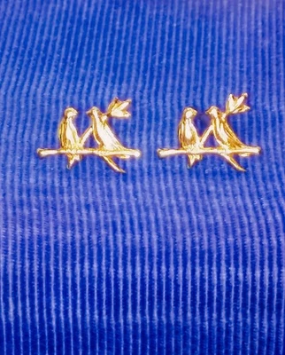 Aretes de oro amarillo de 14k con dos pájaros del amor en una rama firmados ZZ Foto 1 de 4