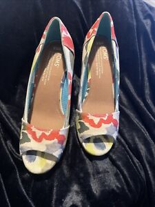 NWOT Toms Size 5.5W Floral Peep Toe Wedge Shoes