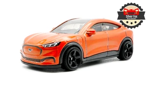 Ford Mustang Mach-E 2022 SUV Rapid Orange escala 1:64 coche modelo diorama de coleccionista - Imagen 1 de 10
