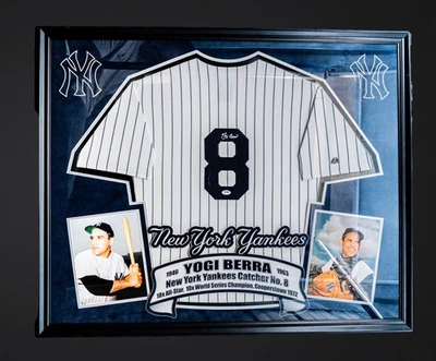 Camiseta deportiva autografiada por Yogi Berra 30X40 enmarcada foto y gamuza mate PSA T22051 Foto 1 de 4