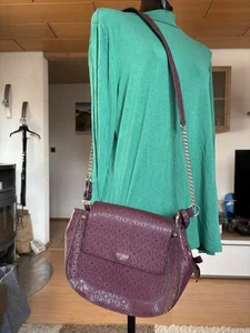 Bordeaux farbige Guess Marian Crossbody-Satteltasche - Bild 1 von 4