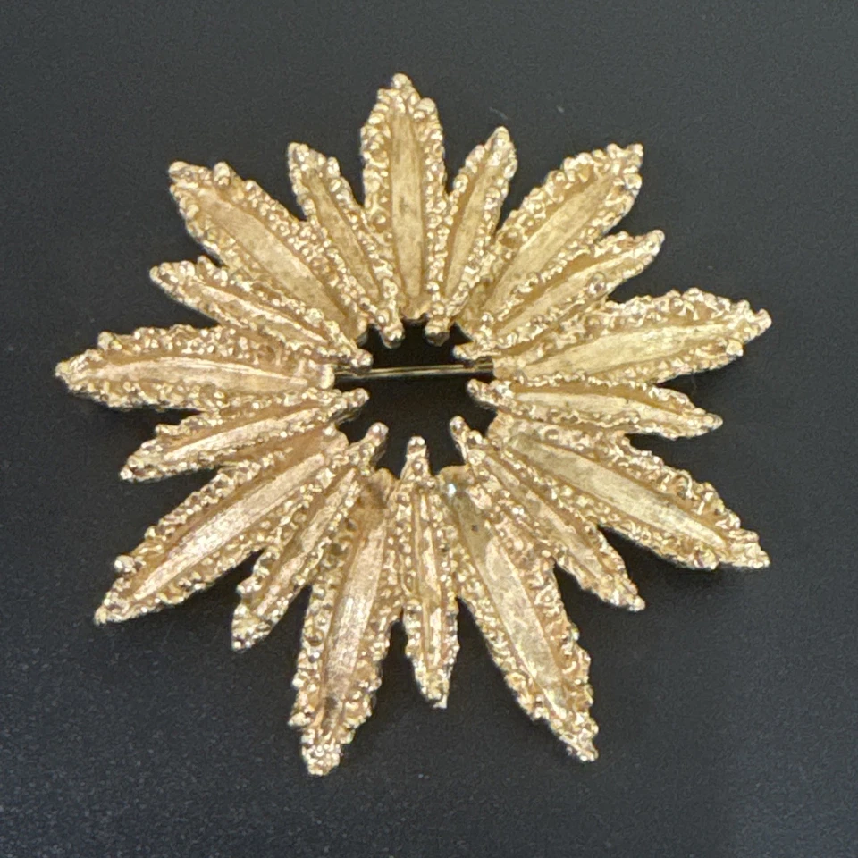 复古 70 年代设计师签名雅芳拉丝金色金块 Starburst 胸针 — 第 1/4 张图片