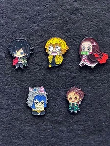 5 Piezas Personajes Cazador de Demonios Mochila Sombrero Prendedores Insignias de Metal Conjunto Figura Anime - Imagen 1 de 4