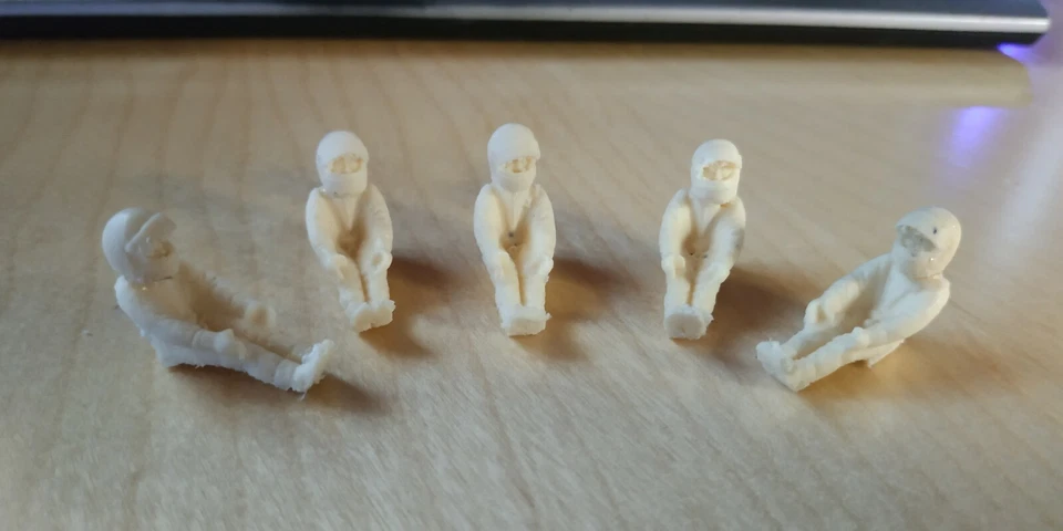 1/43 SET 5 PILOTI F1 VISIERA ALZATA  DIORAMA RESINA  - Immagine 1 di 1