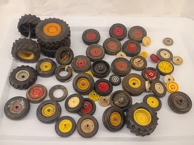 Lotto di ruote per trattore giocattolo scala 1/16 e 1/32 vintage ERTL e altri - Immagine 1 di 4