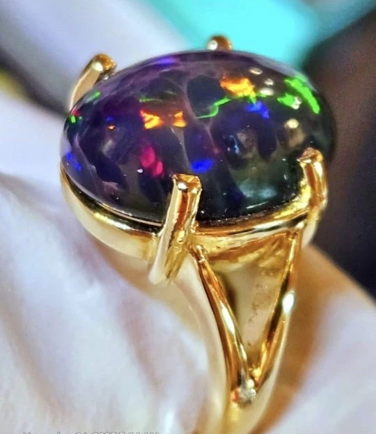 Anillo de ópalo negro natural de 14 k certificado en anillo de ópalo de oro amarillo macizo de 14 k Foto 1 de 4