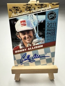 BOBBY ALLISON 2011 PRESS PASS LEGGENDE ORO AUTOGRAFO AUTO /25 NASCAR Blu - Foto 1 di 2