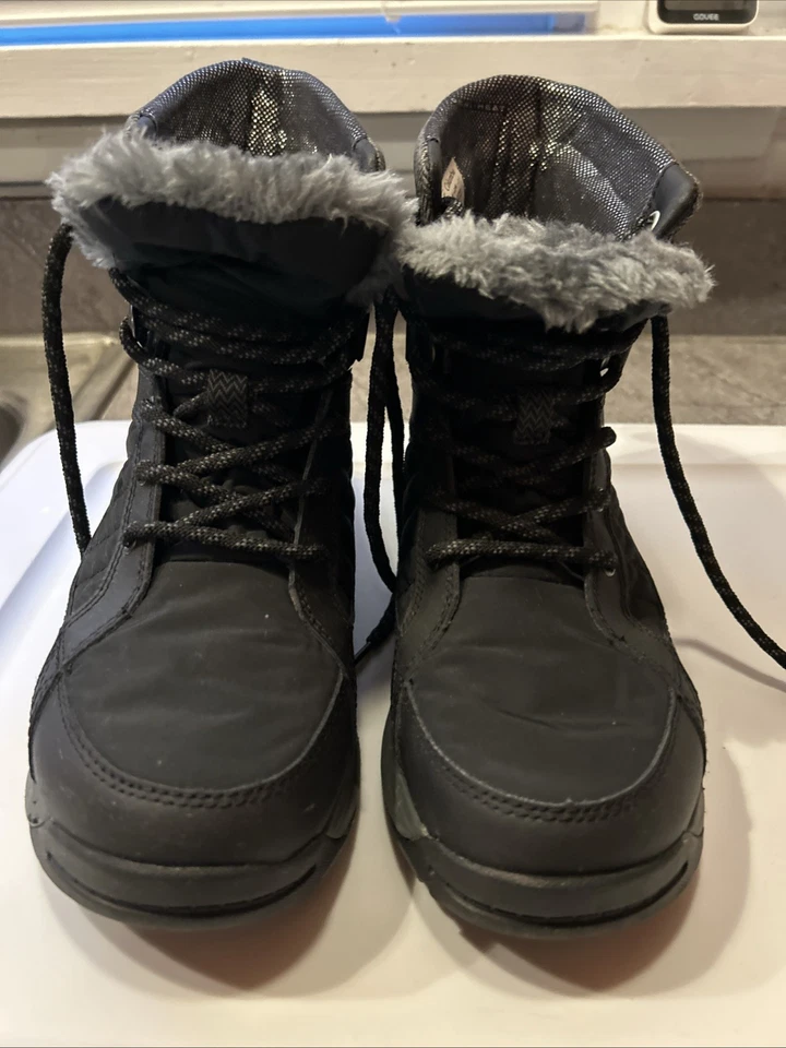 Colombian Women’s Size 8 Waterproof Snow Boot - Image 1 of 4