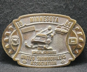 XA05118 NOS VINTAGE 1984 *ASOCIACIÓN UNIDA DE MOTOS DE NIEVE DE MINNESOTA* HEBILLA DE CINTURÓN - Imagen 1 de 2