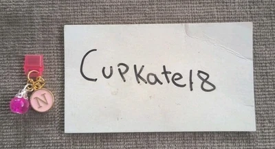 Enchufe antipolvo USB tipo C letra N y dijes de cuentas de vidrio agrietado rosa nuevo teléfono Kindle Foto 1 de 2