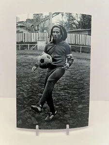 Bob Marley spielt Fußball Soccer Das Spiel, das er liebt 4x6 Foto Reggae One Love - Bild 1 von 1