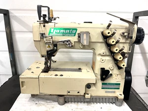 MÁQUINA DE COSER INDUSTRIAL YAMATO VF2560 CABEZAL PLANO DE 4 AGUJAS SOLO CABEZAL PLANO - Imagen 1 de 8