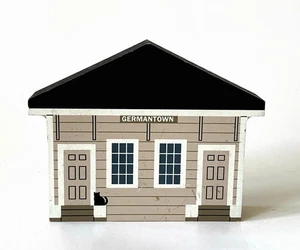 Cat's Meow Germantown TN Train Depot 1995 handbemalt Holz signiert Faline '99 - Bild 1 von 7