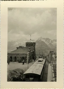 PHOTO ANCIENNE - VINTAGE SNAPSHOT - PETIT TRAIN TOURISTIQUE MONTAGNE SOMMET 1952 - Bild 1 von 1