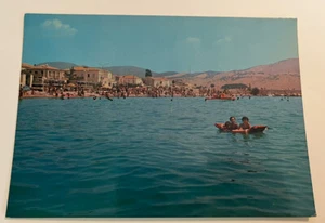 Astakos ""Vista dei bagni"" Grecia cartolina BIANCA viaggio vintage antica - Foto 1 di 2