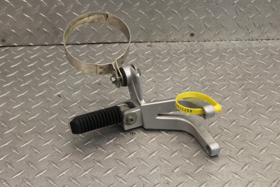 Suzuki RF900R 1995 reposapiés delantero izquierdo clavija paso Foto 1 de 4