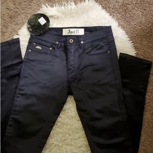 Pantalones de mezclilla Joey Dischord Comfort April 77, talla 27, color negro - Imagen 1 de 4